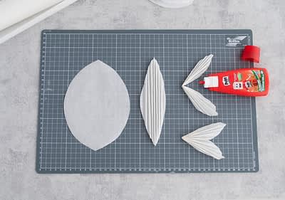 Papírhajtogatás és ragasztó egy vágólapon