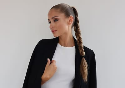 Fonott hajú nő elegáns öltözetben