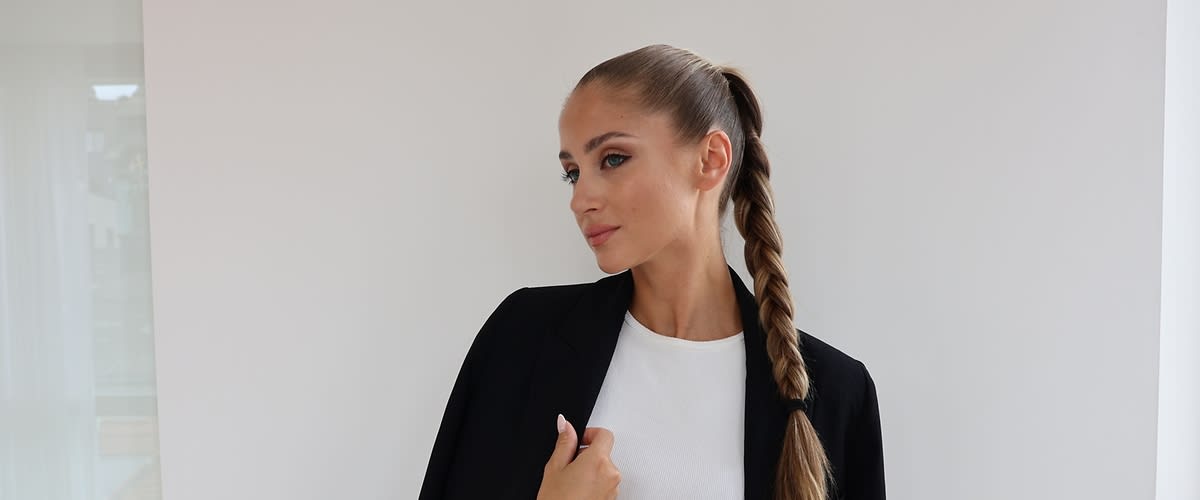 Fonott hajú nő elegáns öltözetben