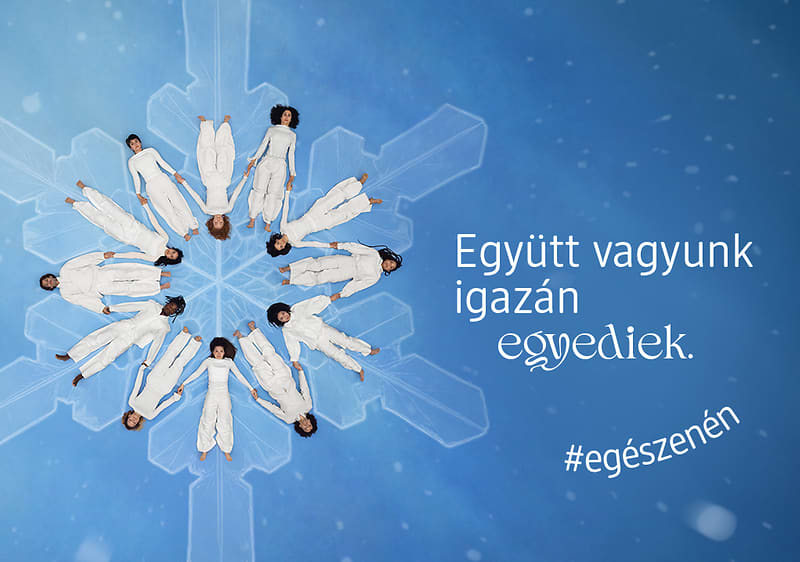 Hópehely alakzatban fekvő emberek, szöveg: Együtt vagyunk igazán egyediek