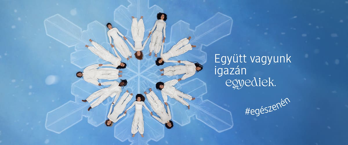 Hópehely alakzatban fekvő emberek, szöveg: Együtt vagyunk igazán egyediek