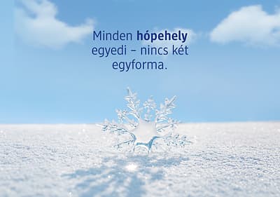 Hópehely egyedi formával havas tájon és kék égbolt