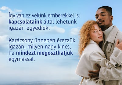 Kapcsolatok: Két ember ölelkezik, háttérben kék ég és felhők