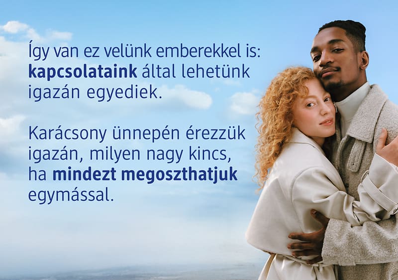 Kapcsolatok: Két ember ölelkezik, háttérben kék ég és felhők