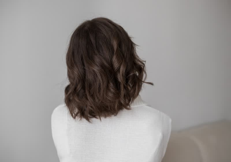 Hullámos haj hátulról fehér ruhában