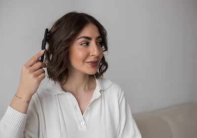 Fejhallgató viselése fehér pulóverben