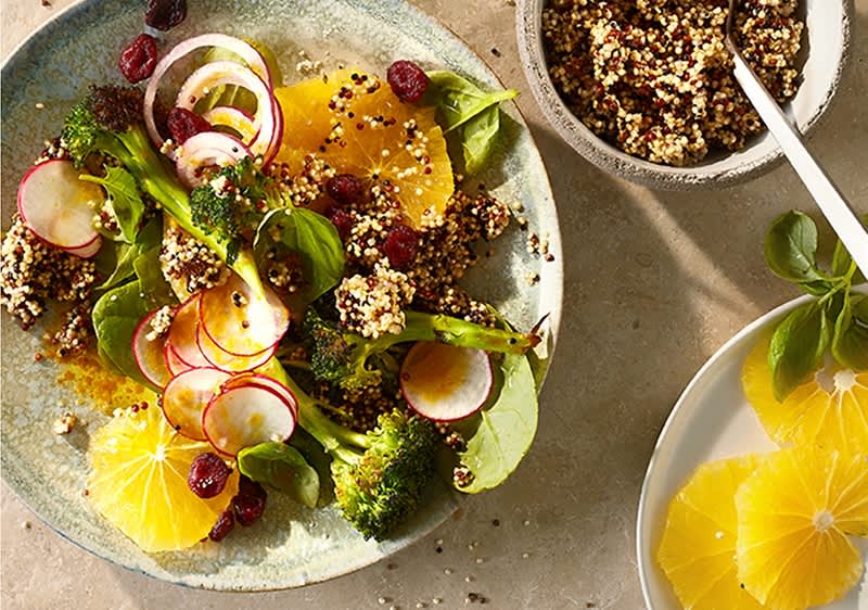 Gyümölcsös quinoa-zöldség saláta currys-lenolajos öntettel