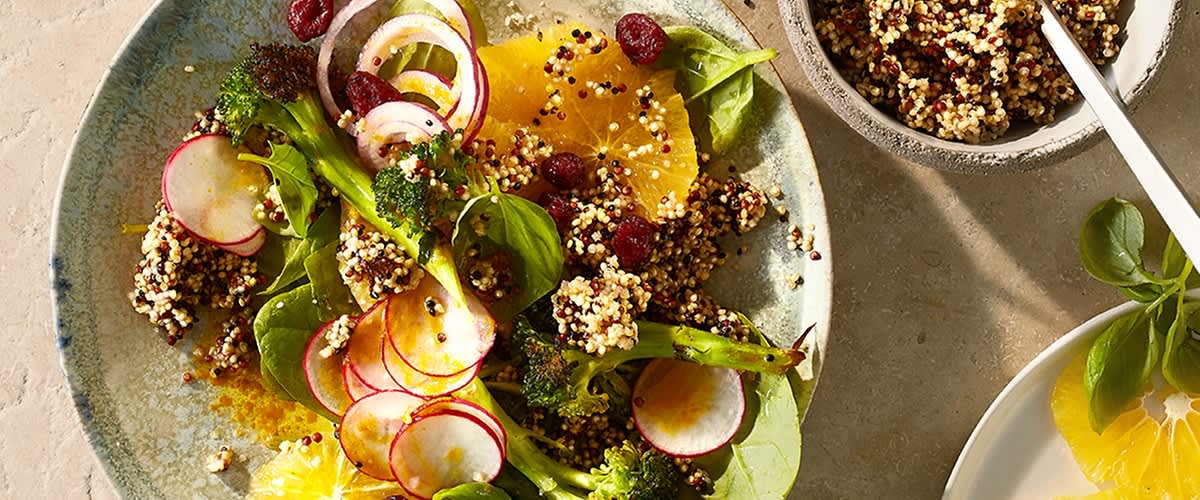 Gyümölcsös quinoa-zöldség saláta currys-lenolajos öntettel