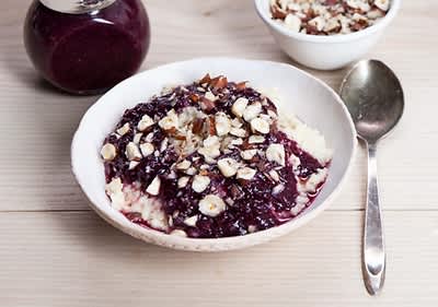 Kókuszos köles porridge chiás gyümölcspürével