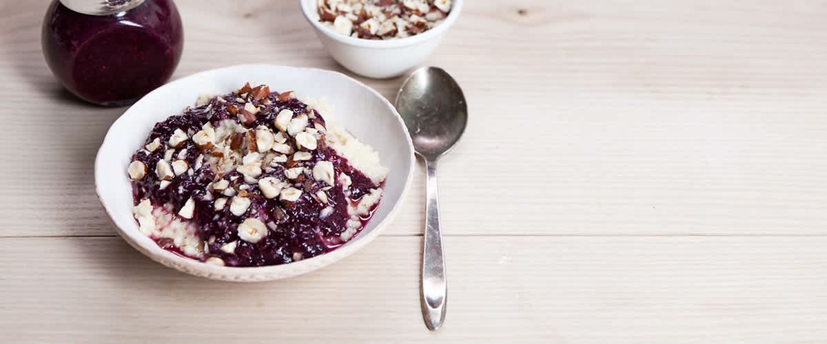 Kókuszos köles porridge chiás gyümölcspürével