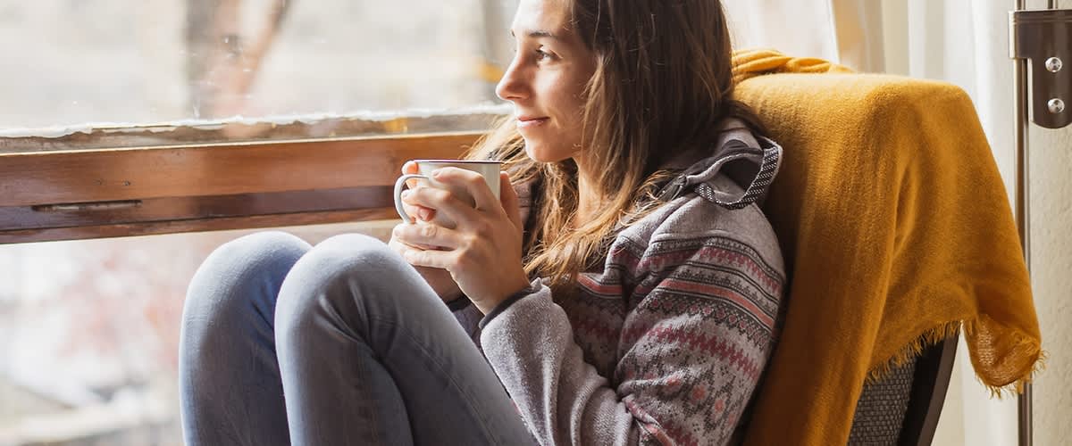 Egy nő egy bögre teával a kezében
