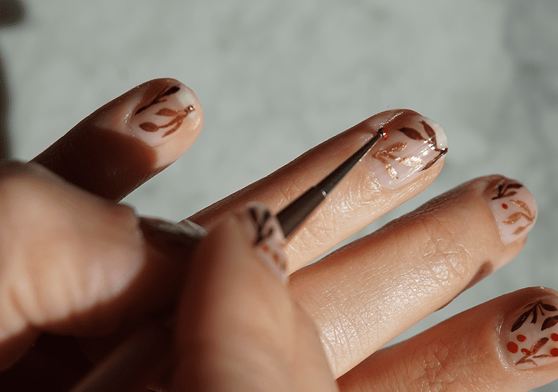 Egy nő kifesti a körmeit