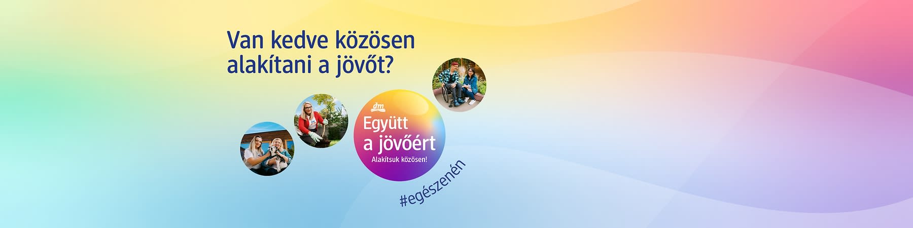 Zwei Personen sitzen an einem Tisch mit Essen. Links ein Regal mit Büchern. Text: „Wir haben Lust an Zukunft. Sie auch? Lust an Zukunft. Seit 50 Jahren dm #ganzich“