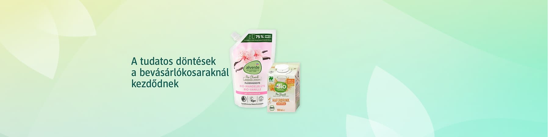 Nő hosszú hajjal karjában tart egy babát erdei környezetben