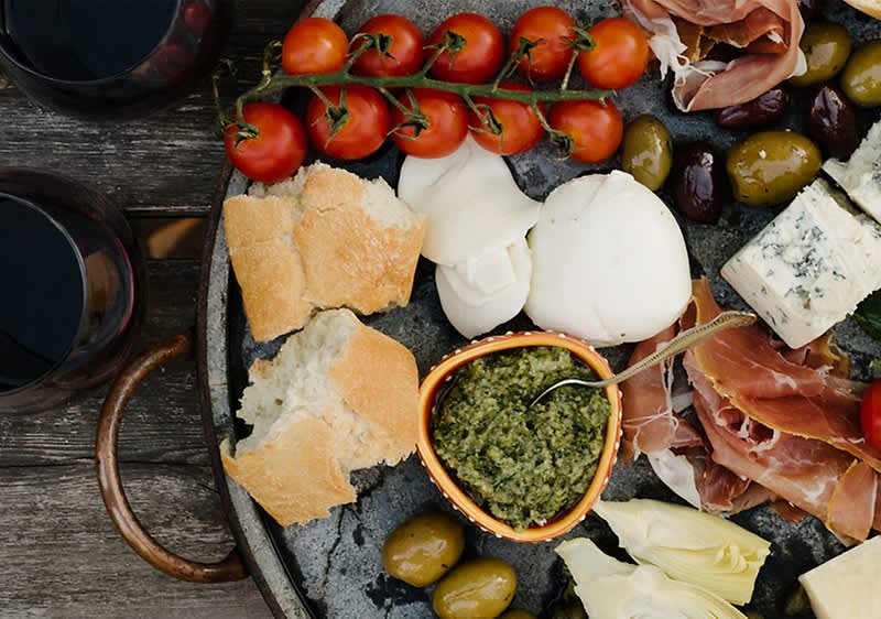 Tál antipasti: paradicsom, mozzarella, sajt, prosciutto, olívabogyó, pesto és kenyér