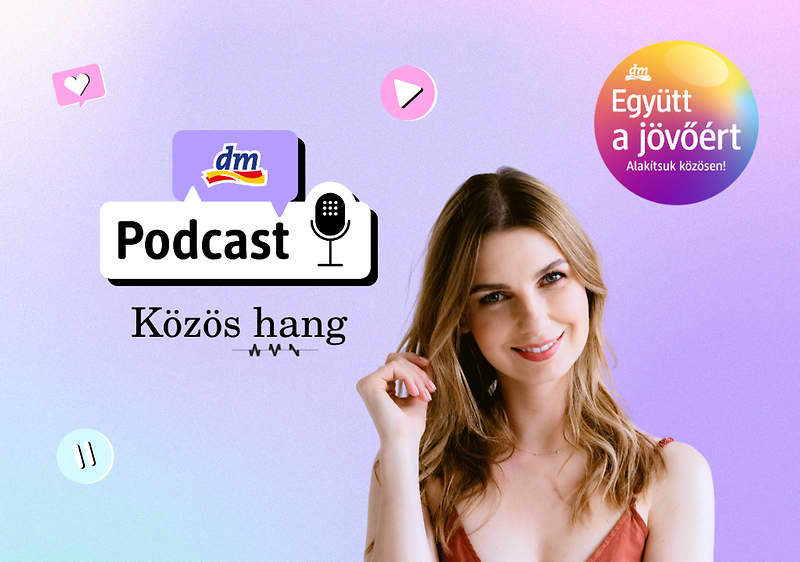 Egy mosolygó nő halványlila háttér előtt, bal oldalon „dm Podcast” felirat mikrofonnal és „Közös hang” alcímmel, jobb felső sarokban színes körben „Együtt a jövőért Alakítsuk közösen!” szöveg logóval, kisebb lejátszó- és szívikonok a háttérben