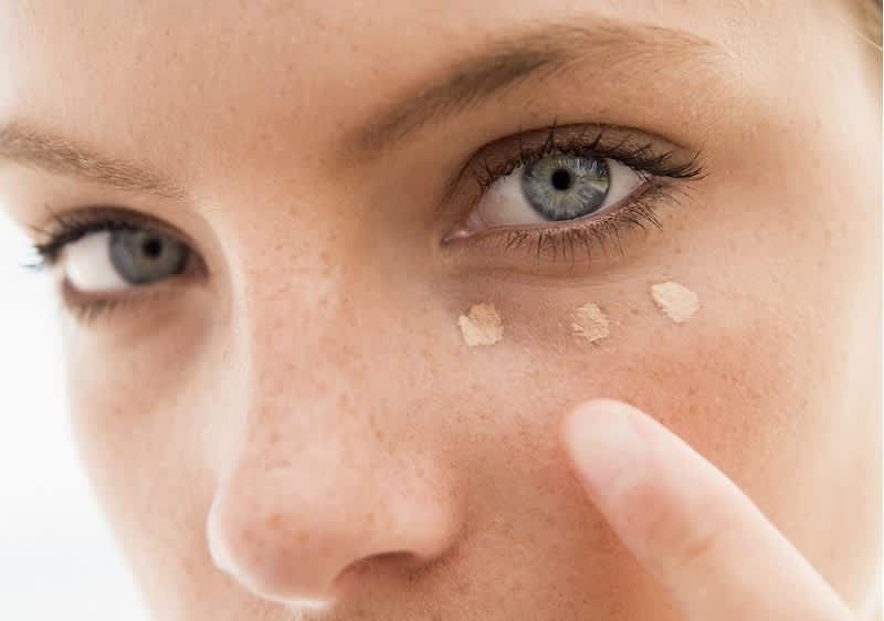 A szem körüli érzékeny bőr gyakran lesz valamilyen szépséghiba áldozata, ezért nagyon fontos a bőr helyes ápolása. 