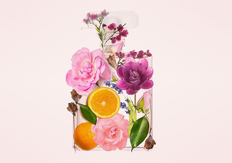 Parfüm üveg virágokkal és narancsszeletekkel
