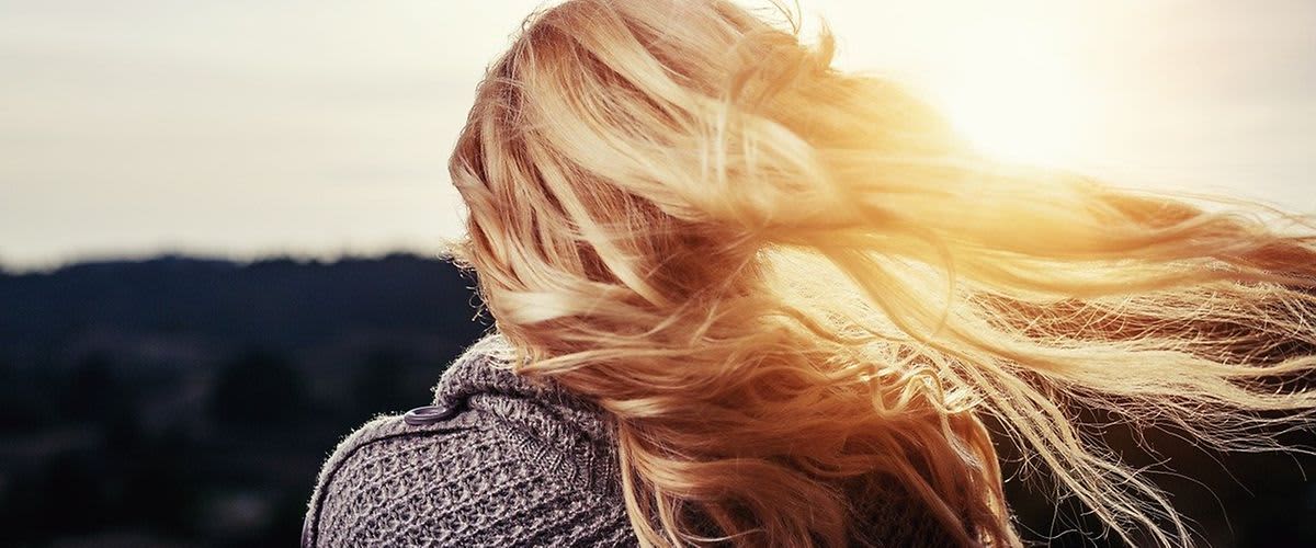 Hogyan érheti el a ragyogó szőkeséget világosítással és szőkítéssel?