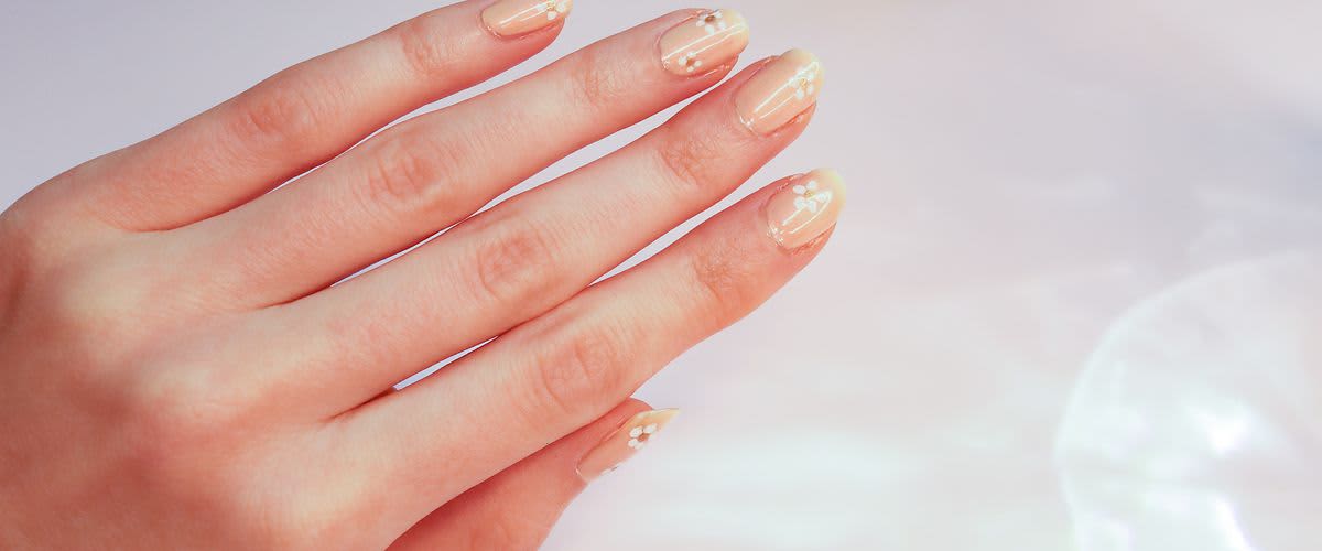 Játékos DIY virágos köröm design