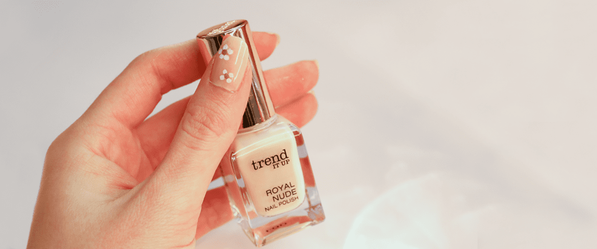 Játékos DIY virágos köröm design