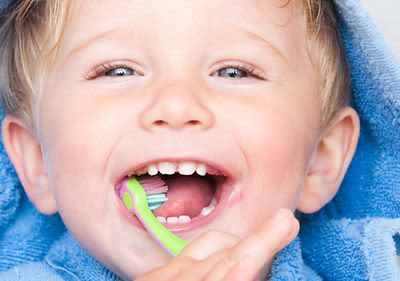 Kind putzt sich die Zähne.