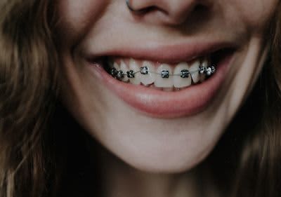 Lächelnde Frau mit Zahnseide in den Händen