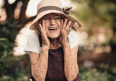 Lächelnde Frau mit Zahnseide in den Händen