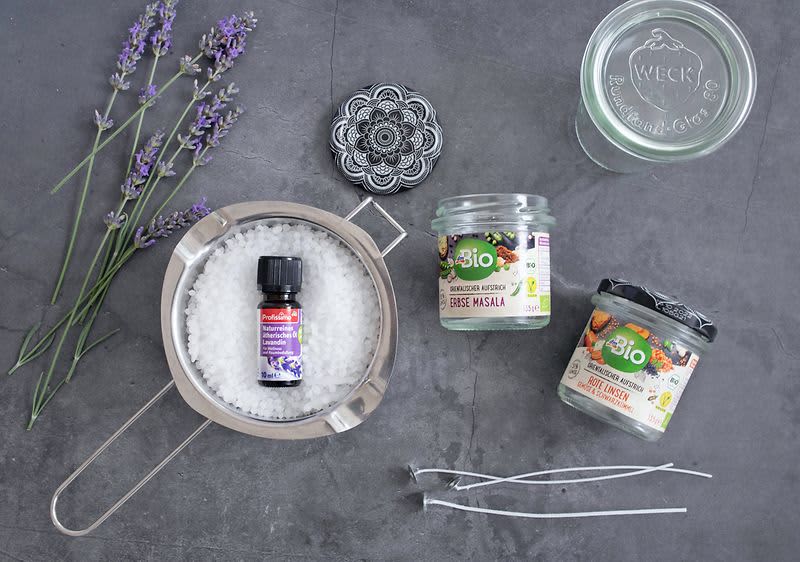 Levendula illóolaj, üres üvegek, viasz