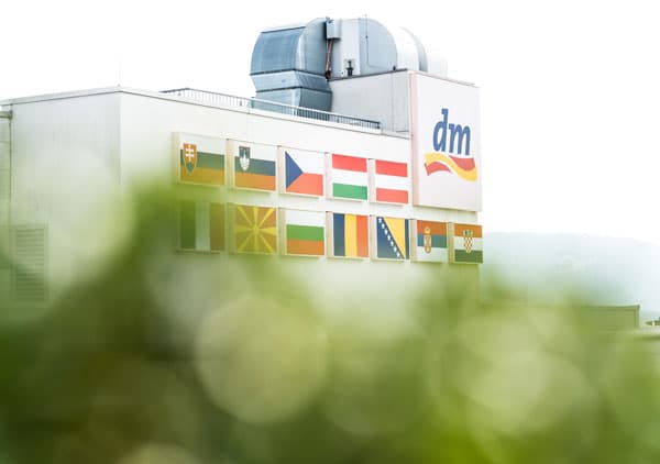 Foto della sede centrale di dm a Wals, vicino a Salisburgo.
