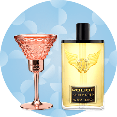 Profumo Police Amber Gold e profumo Pepe Jeans su sfondo azzurro con elementi astratti bianchi