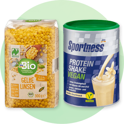 Lenticchie gialle dmBio e shake proteico vegano alla vaniglia Sportness su sfondo verde