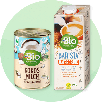 Latte di cocco e bevanda d'avena dmBio su sfondo verde