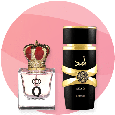 Due flaconi di profumo con design elegante su sfondo rosa sfumato: profumo donna Dolce & Gabbane e profumo uomo Lattafa