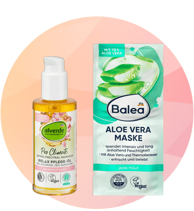Prodotti per la cura della pelle: olio corpo alverde e maschera viso all'aloe vera Balea su sfondo azzurro con elementi astratti bianchi