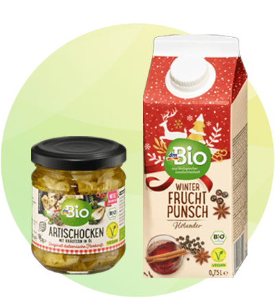 Prodotti dmBio: carciofi in olio e punch di frutta invernale analcolico su sfondo azzurro con elementi astratti bianchi