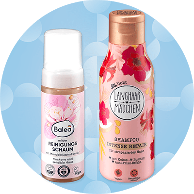 Schiuma detergente viso Balea con estratti di mandorla e cocco e shampoo per capelli danneggiati Langhaarmädchen su sfondo azzurro con elementi astratti bianchi.