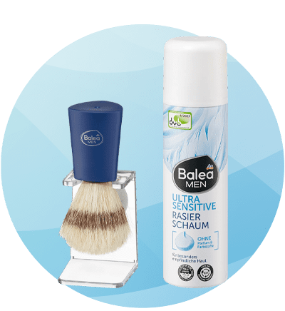 Pennello e schiuma da barba Balea Men su sfondo azzurro