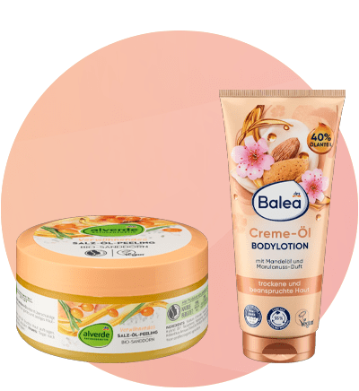 Peeling corpo alverde con olivello spinoso e crema corpo Balea con olio di mandorle su sfondo rosa sfumato