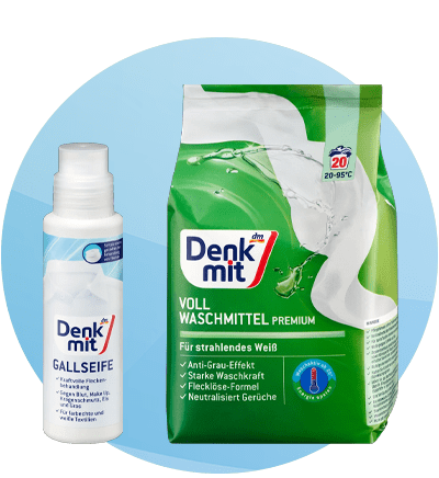 Detersivo e sapone sbiancante per bucato a marchio Denkmit su sfondo azzurro sfumato