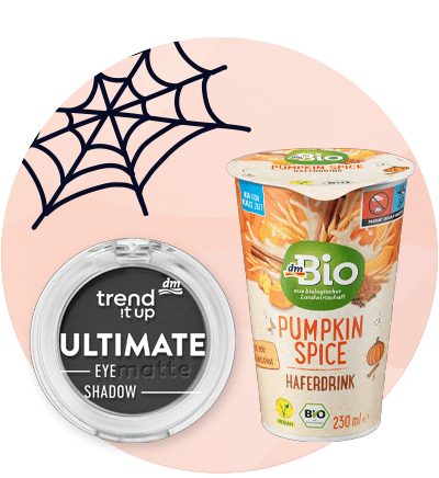 Ombretto nero opaco trend it up e bevanda pumpkin spice latte su sfondo arancione con ragnatela