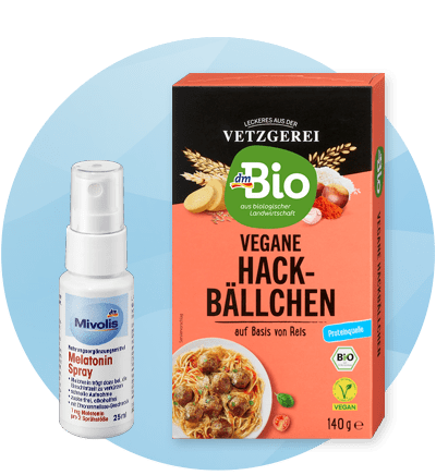 Spray melatonina Mivolis e confezione di polpette vegane dmBio su sfondo azzurro sfumato