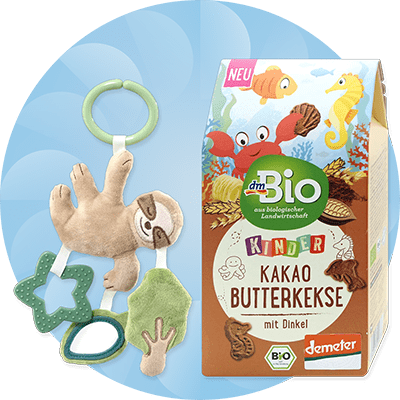 Biscotti al cacao per bambini dmbio e giocattolo di peluche a forma di bradipo babylove su sfondo azzurro con elementi astratti bianchi