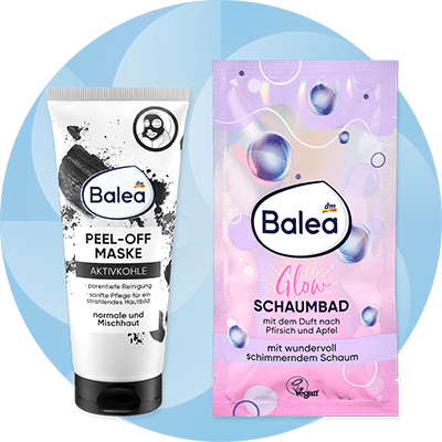 Prodotti Balea: maschera peel-off al carbone e sali da bagno glow su sfondo azzurro con elementi astratti bianchi