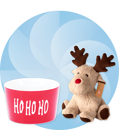 Renna di peluche con tazza rossa di Natale su sfondo azzurro con girandola bianca