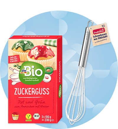 Pasta di zucchero rosso e verde a marchio dmBio e frusta in acciaio inox Profissimo su sfondo azzurro