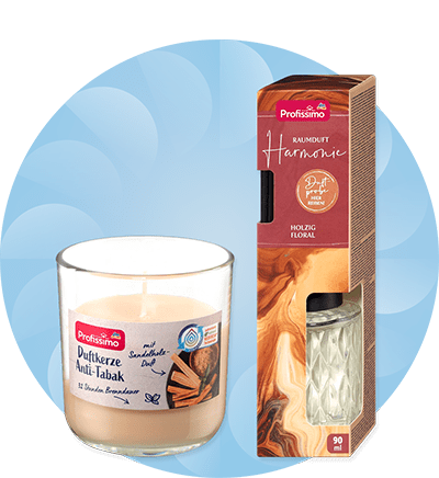 Candela profumata e diffusore per ambienti Profissimo con aroma legnoso e floreale su sfondo azzurro