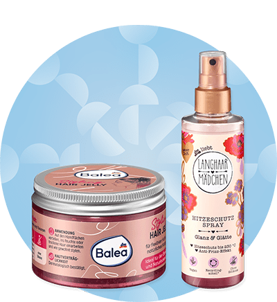 Prodotti per lo styling dei capelli: gel per capelli Balea e spray termoprotettore Langhaarmädchen su sfondo azzurro