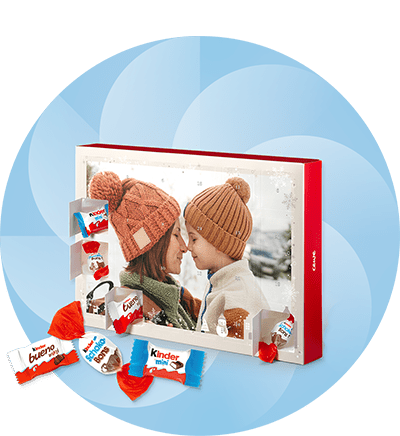 Calendario dell'avvento fotografico CEWE con sorpresa cioccolatini Kinder su sfondo azzurro