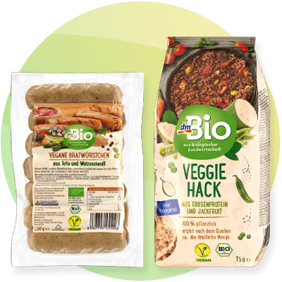Prodotti vegani dmBio: salsicce vegetali e granulare di carne macinata vegetale su sfondo verde sfumato.